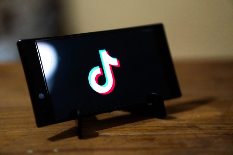 TikTok attīstība Latvijā 2026. gadā: No izklaides platformas līdz autonomai meklēšanas un komercijas ekosistēmai