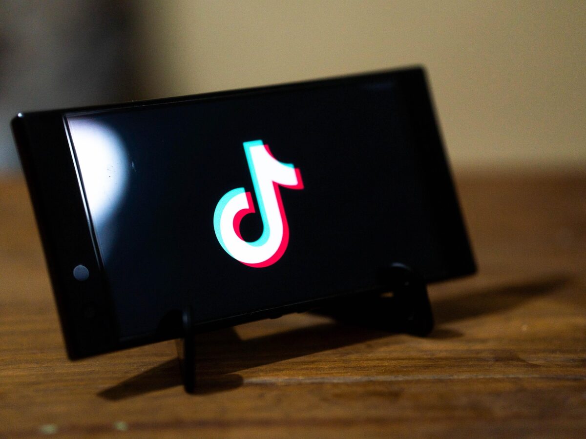 TikTok attīstība Latvijā 2026. gadā: No izklaides platformas līdz autonomai meklēšanas un komercijas ekosistēmai